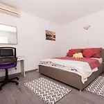 Island 아파트 트로기르